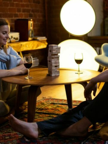 Couple improvisant un dîner romantique à la maison – illustration d’une soirée sans écran créative et simple.