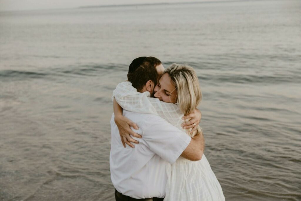 Couple discutant sincèrement – illustration de la force de la vulnérabilité dans l’amour.