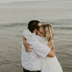 Couple discutant sincèrement – illustration de la force de la vulnérabilité dans l’amour.