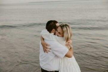 Couple discutant sincèrement – illustration de la force de la vulnérabilité dans l’amour.