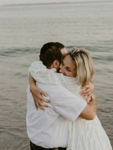 Couple discutant sincèrement – illustration de la force de la vulnérabilité dans l’amour.