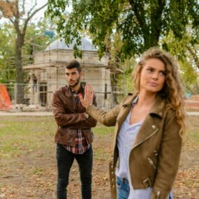 Couple en rendez-vous montrant une gêne subtile – illustration des red flags relationnels discrets.”