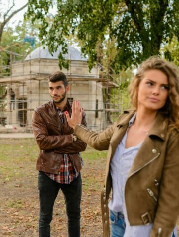 Couple en rendez-vous montrant une gêne subtile – illustration des red flags relationnels discrets.”