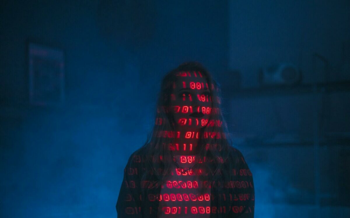 Couple protégé par un cadenas numérique – symbole d’une application de rencontre sécurisée.”