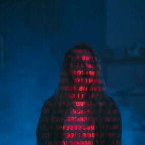 Couple protégé par un cadenas numérique – symbole d’une application de rencontre sécurisée.”